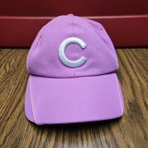 Women's Chicago Cubs Velcro Back Cap.